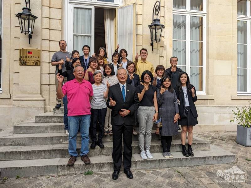 駐法國代表處於9月28日教師節舉辦「2023年法國地區華語文教師節茶會」，由大使吳志中（前排中）主持。