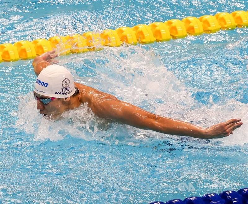 Taiwan's "butterfly king" Eddie Wang Kuan-hung swims at his silver medal-winning men's 200m butterfly competition. CNA photo Sept. 29, 2023
