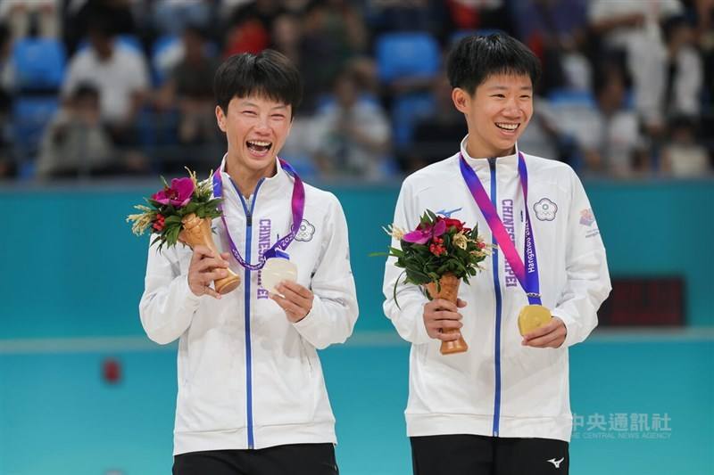 Taiwanese skaters Yang Ho-chen (left) and Shih Pei-yu hold medals after winning the race at the Hangzhou Asian Games on Saturday. CNA photo Sept. 30