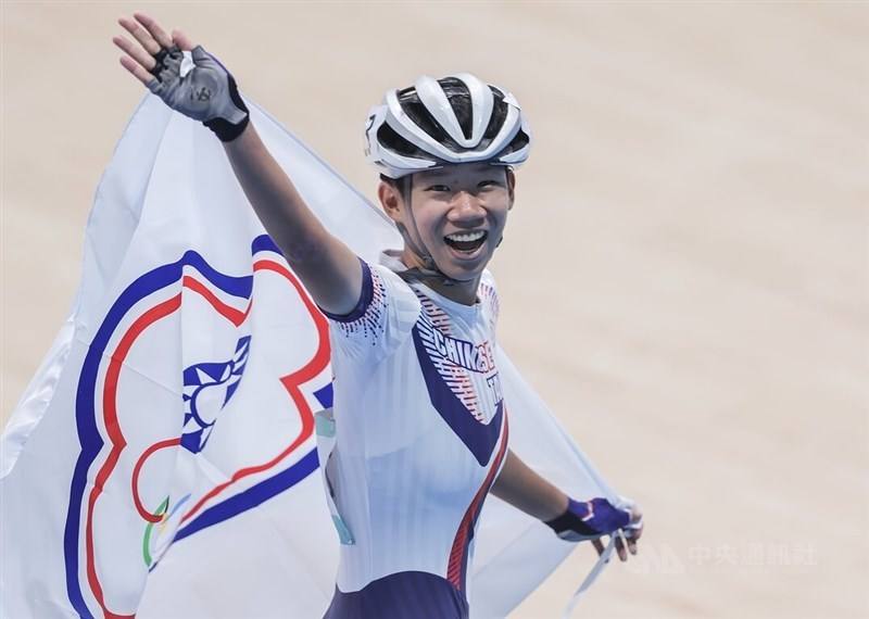 Taiwanese skater Shih Pei-yu holds Chinese Taipei Olympic flag after winning the race on Saturday. CNA photo Sept. 30, 2023