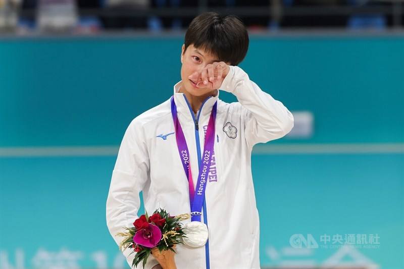 Taiwanese skater Yang Ho-chen cries on the stage after taking silver medal at the competition on Saturday. CNA photo Sept. 30, 2023