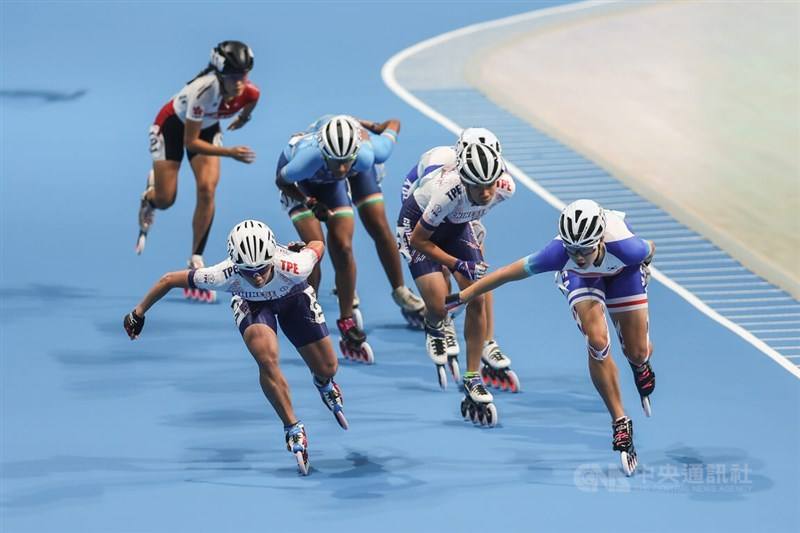 Taiwanese skaters Shih Pei-yu (second right) and Yang Ho-chen (front left) compete in the speed skating race on Saturday. CNA photo Sept. 30, 2023
