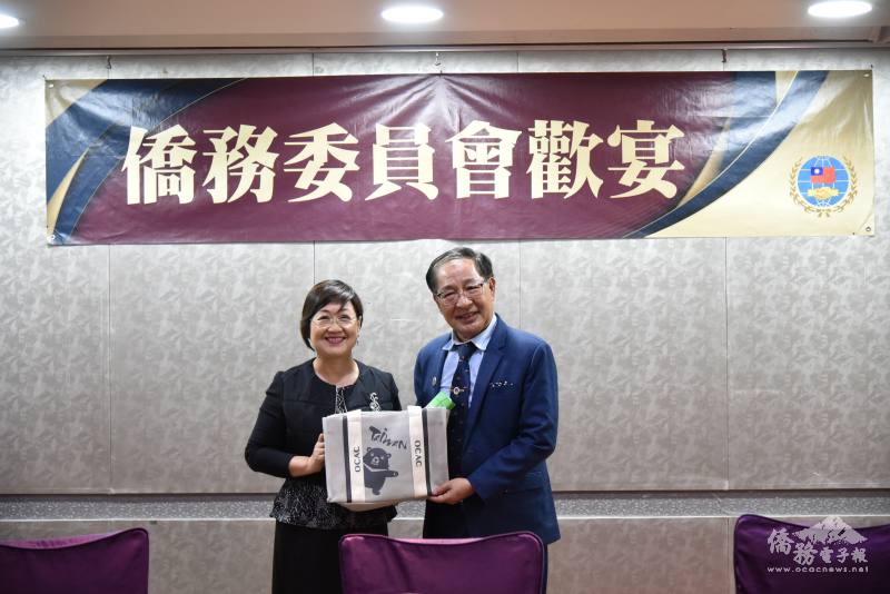 徐佳青(左)致贈紀念品予世總幹部團隊，由李天柒(右)代表接受
