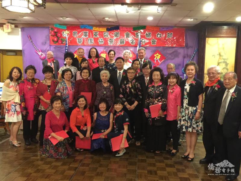 伍競群（末排右一）參與世界廣東同鄉總會南加分會、婦女部及華僑協會羅省分會在洛杉磯華埠舉行「2017年仲夏之夜」活動