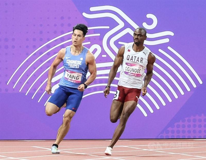 Sprinter Yang Chun-han (left) runs side by side with Nigerian-born Qatari runner Femi Ogunode in the men's 200-meter race at the Hangzhou Asian Games on Monday.