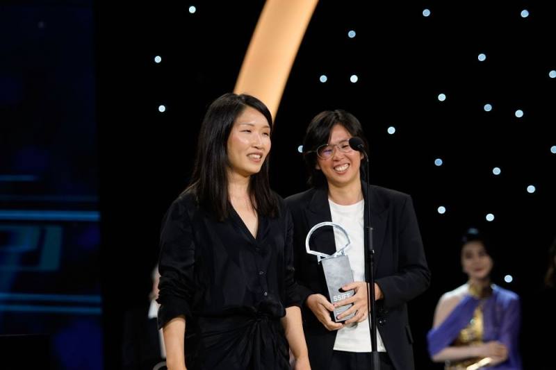 《春行》導演彭紫惠（左）與王品文於頒獎典禮現場輪流發表感言