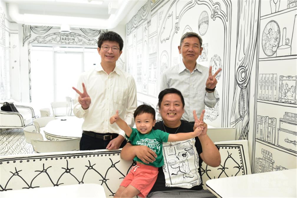 Kevin Yu and his youngest son took a photo with Director Tsai Ji-ying (back left) and Deputy Director Huang Shi-cong (back right) of the Culture Center of Taipei Economic and Cultural Office in Chicago.