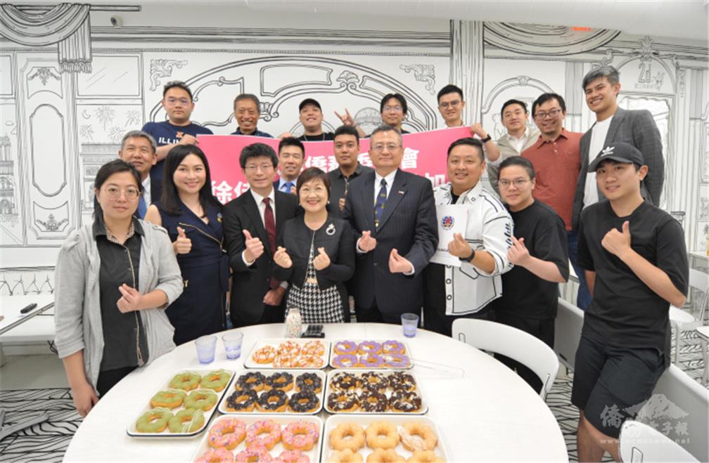 OCAC Minister Chia-Ching Hsu (middle in the front row), Director General Dennis Yen-Feng Lei of Taipei Economic and Cultural Office in Chicago (fourth from right), Kevin Yu (third from right) took a photo with fellow young overseas Taiwanese.