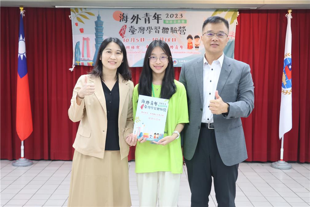 Yi-Ju Wang and Zong-Zhi Pan gave complatetion album to student representative.