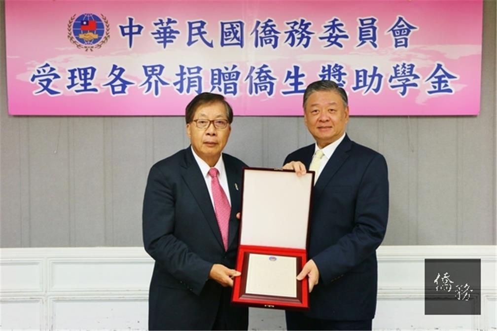 Leu said that disadvantaged overseas compatriot students have an opportunity to make their dreams come true in Taiwan and build a bright future due to the selfless giving of overseas compatriot leaders like Senior Advisor Yang. presented him with a Silver Medal  in recognition of his care for overseas compatriot students.