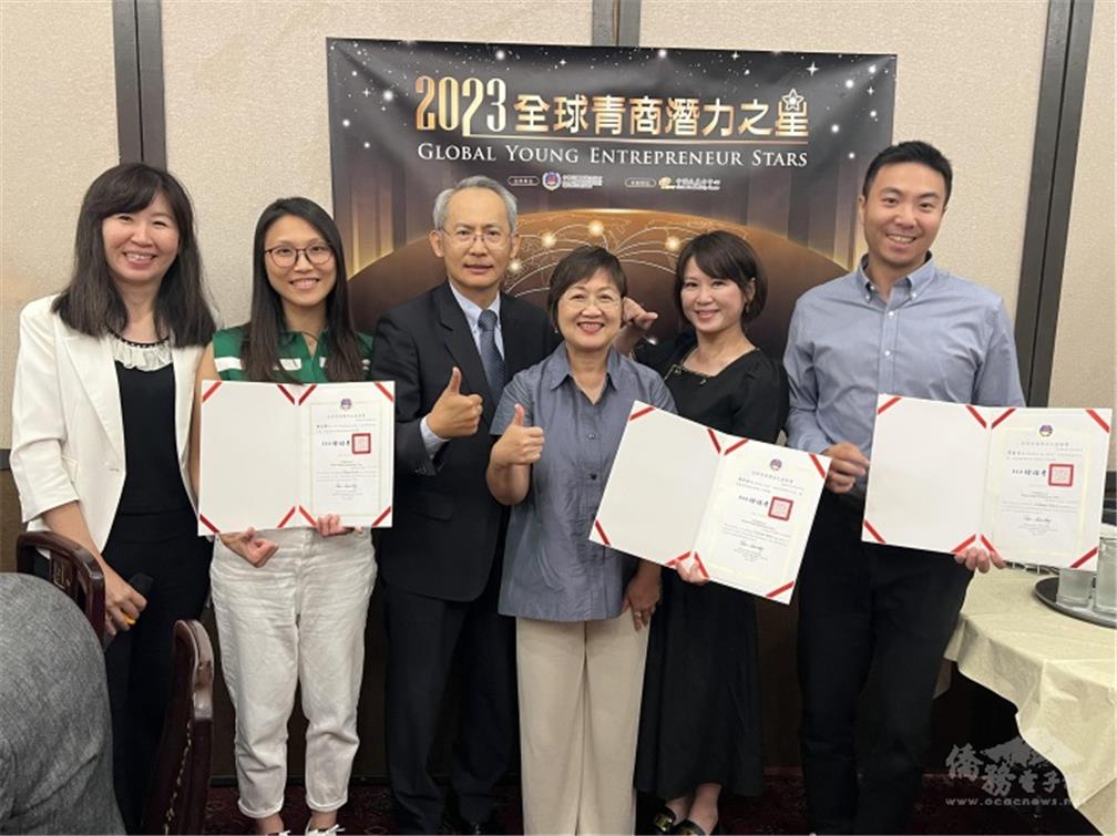 Minister Chia-Ching Hsu (third right) presents the 2023 Global Young Entrepreneur Stars Certificate to three young entrepreneurs in the Bay Area.