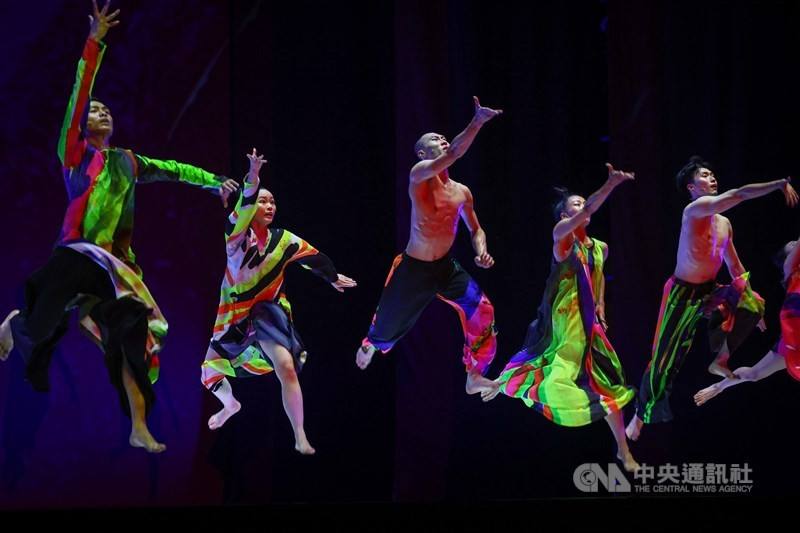 Cloud Gate dancers perform "13 Tongues" for the dance troupe annual free open-air performance in Taipei on July 15, 2023. CNA photo