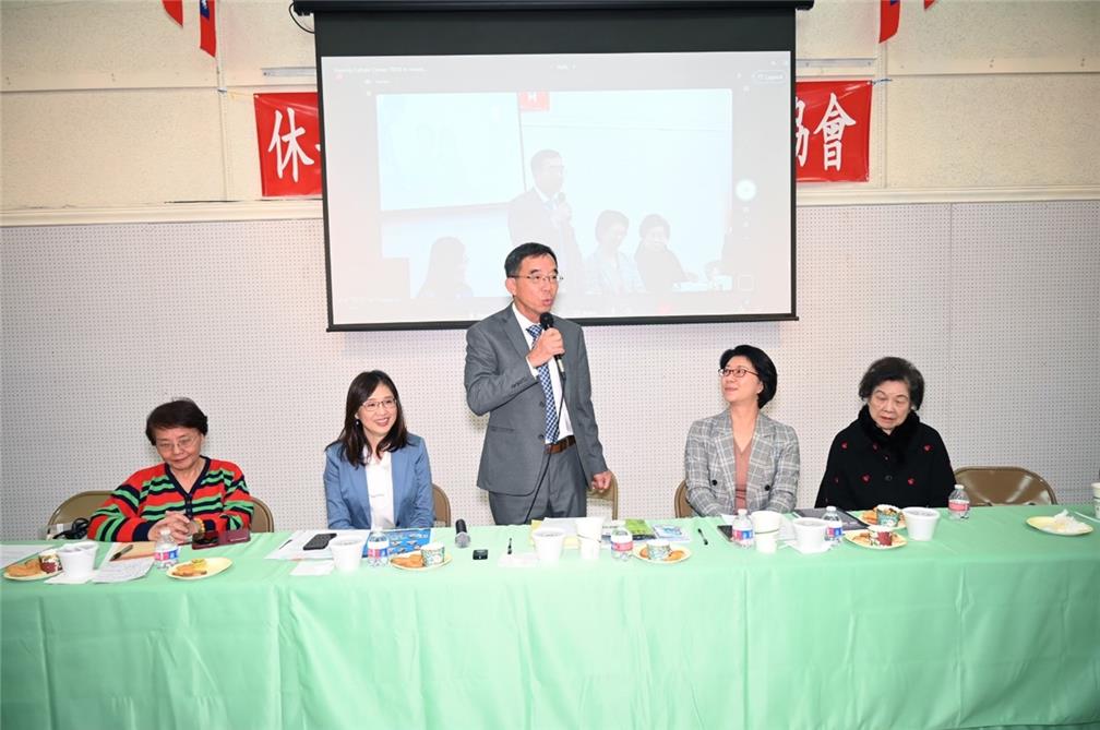 （左至右）劉秀美、王盈蓉、嚴杰、蕭伊芳和陳美芬講座中合影。