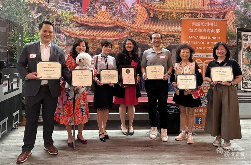 TJCCOC President Hu (center) presented certificates of appreciation to the attending VIPs (from left to right): Manager Wallis Lien of 99 Ranch Market, Elieen Lee of New York Life Insurance, Director Bey-ru Hsiao of the Culture Center of Taipei Economic and Cultural Office in Los Angeles (Santa Ana), TCCOC President Danny Chen, TCCNA Chief Supervisor Minnie Chiu, and Yiya Formosa Owner Susan Hsu.