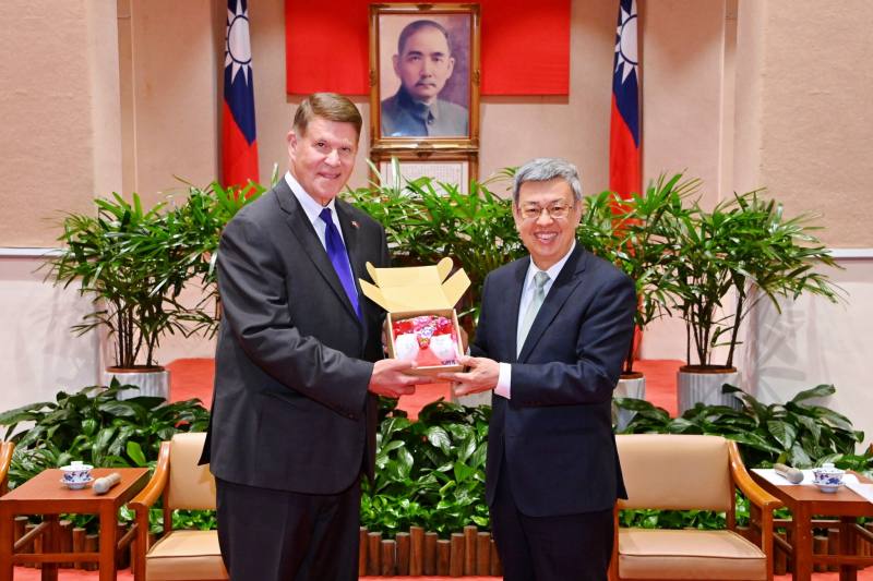 Premier Chen Chien-jen (right) receives a US-Taiwan Business Council delegation led by Keith Krach, chairman of the Krach Institute for Tech Diplomacy at Purdue, and welcomes support for a Taiwan-U.S. double taxation avoidance agreement.