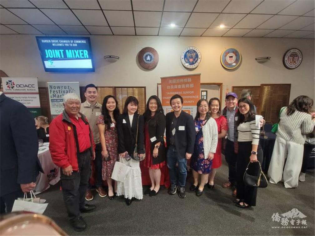 Director Bey-ru Hsiao of the Culture Center of Taipei Economic and Cultural Office in Los Angeles (Santa Ana) (fourth from left), TCCOC President Wendy Hu (fifth from left), and Former President Joe Hu of the Taiwanese Hakka Association of Southern California (first from left) together with TCCOC officials.