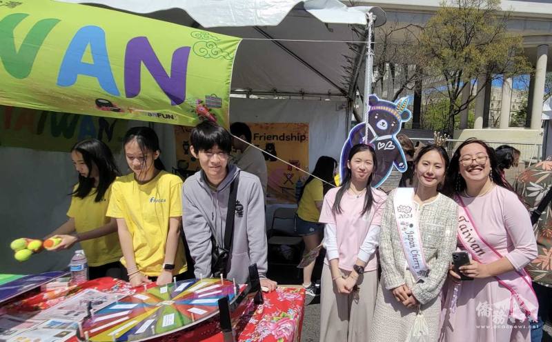 The Japan Cherry Blossom Queen, Miori Sugiura, visited the Taiwanese culture booth hosted by FASCA DC.