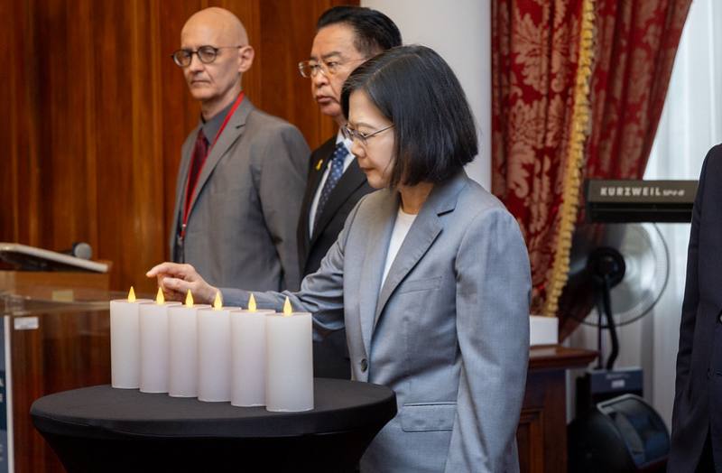 President Tsai lights a candle in memory of the Holocaust's victims.