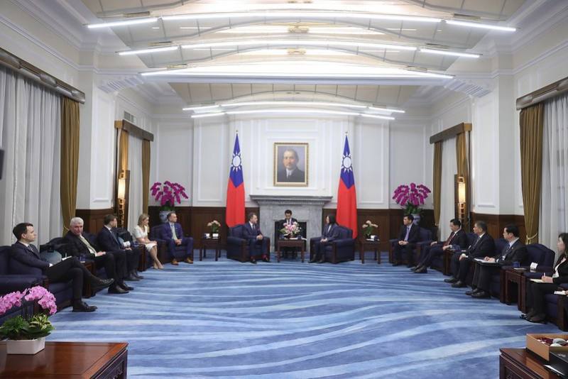 President Tsai meets with a delegation of scholars and experts led by former Vice-Minister of Foreign Affairs Mantas Adomėnas of the Republic of Lithuania.