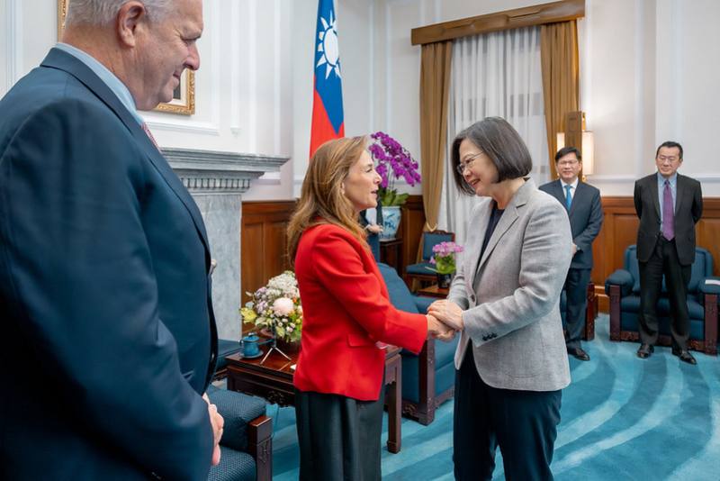 President Tsai shakes hands with US Representative Lisa McClain, secretary of the House Republican Conference.