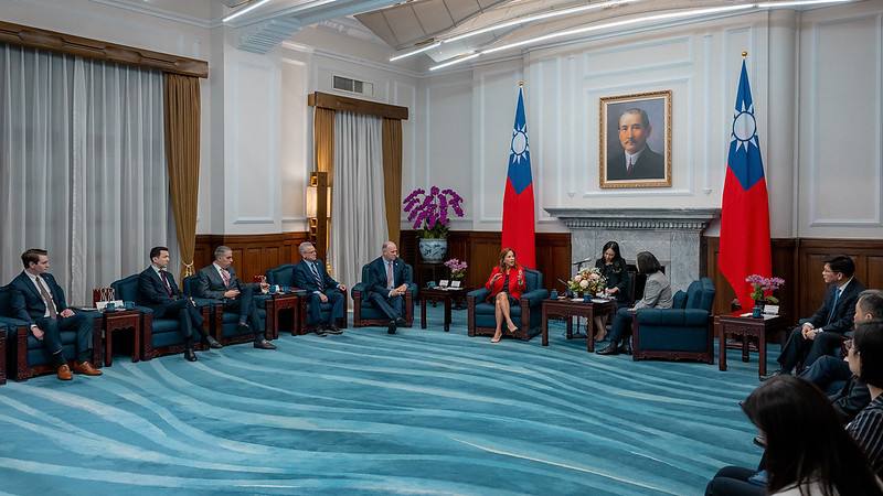 President Tsai exchanges views with a US bipartisan congressional delegation led by Representative Lisa McClain, secretary of the House Republican Conference.