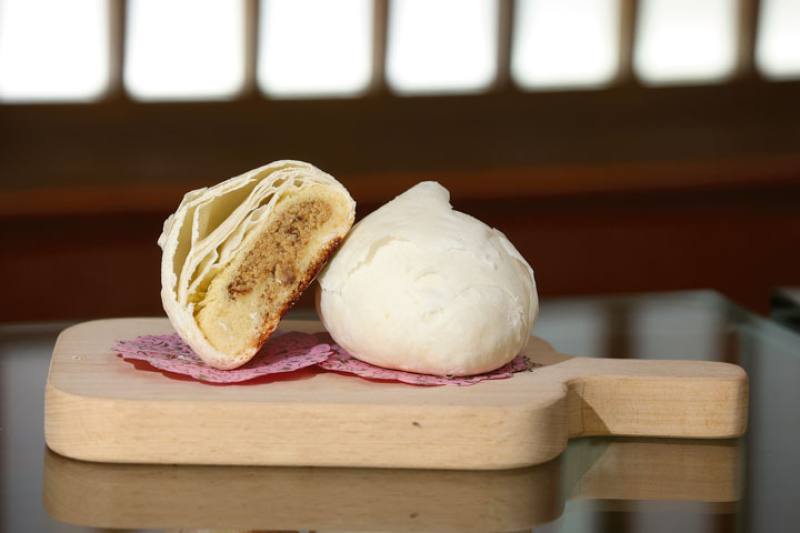 The pastry of lı̍ktāu phòng is given its rich texture by layering two kinds of dough, one made with flour, fat and water, the other with only flour and fat. The filling comprises mung-bean paste, dried meat, and other ingredients.
