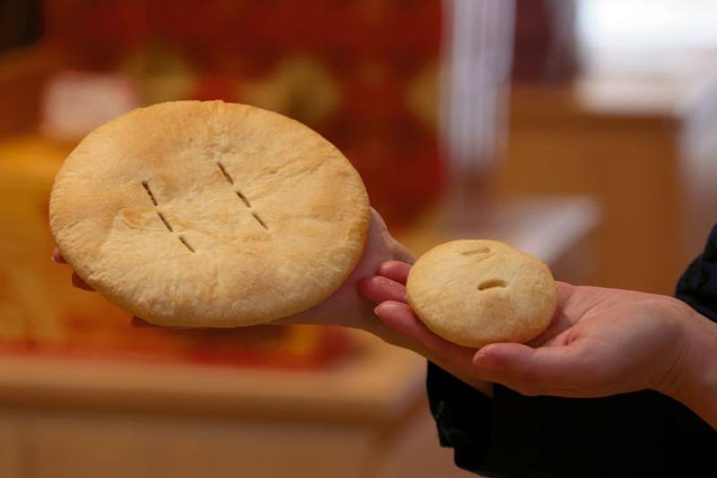 Measuring 15 centimeters in diameter, classic flaky butter pastries are ideal for sharing with family and friends. Yu Jan Shin has also worked with an airline to launch mini butter pastries suitable for in-flight meals, at a size of 6 cm.