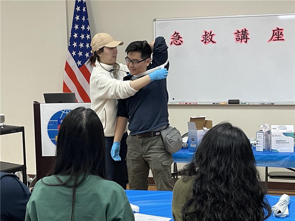 丁心格和姚英倫示範頸部出血的包紮法。