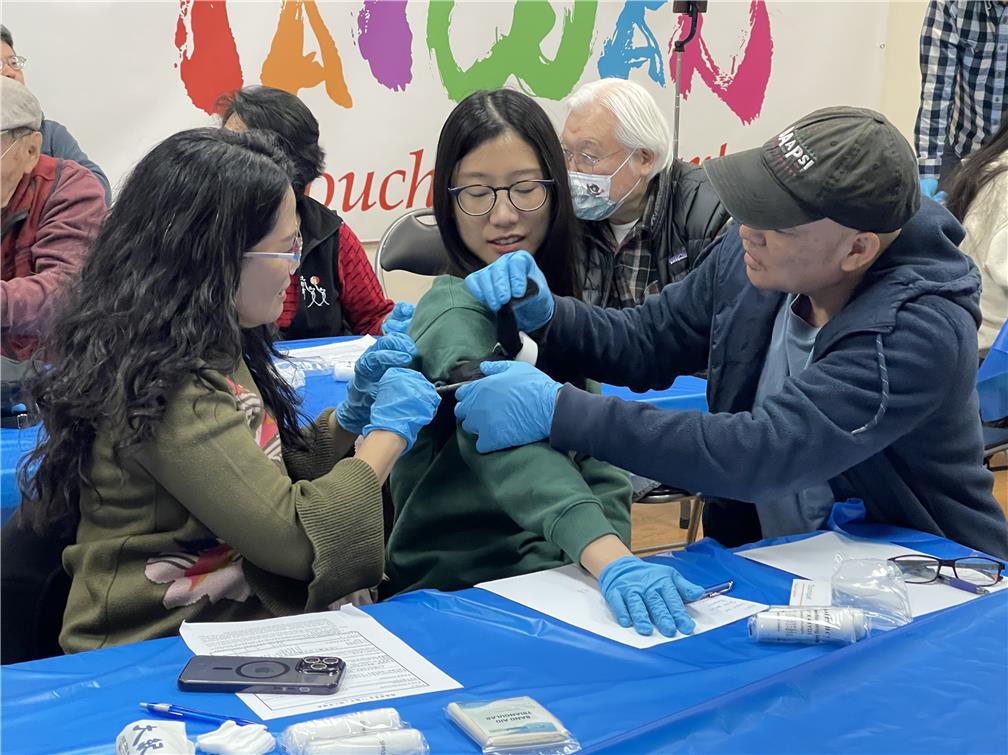 學員急救練習。