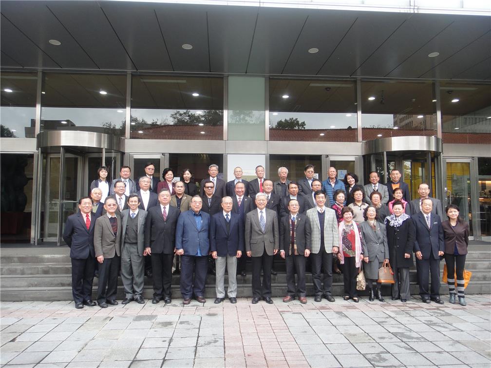 僑務委員會委員長陳士魁、副委員長信世昌、呂元榮、主任秘書張良民、各處室主管及與會貴賓合影