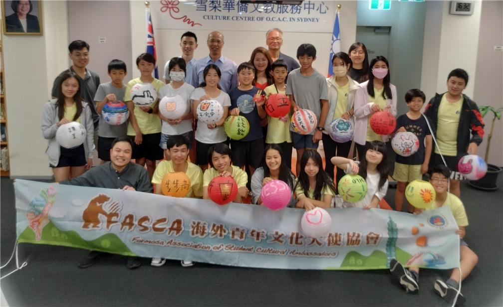 元宵節，FASCA研習展示彩繪燈籠。