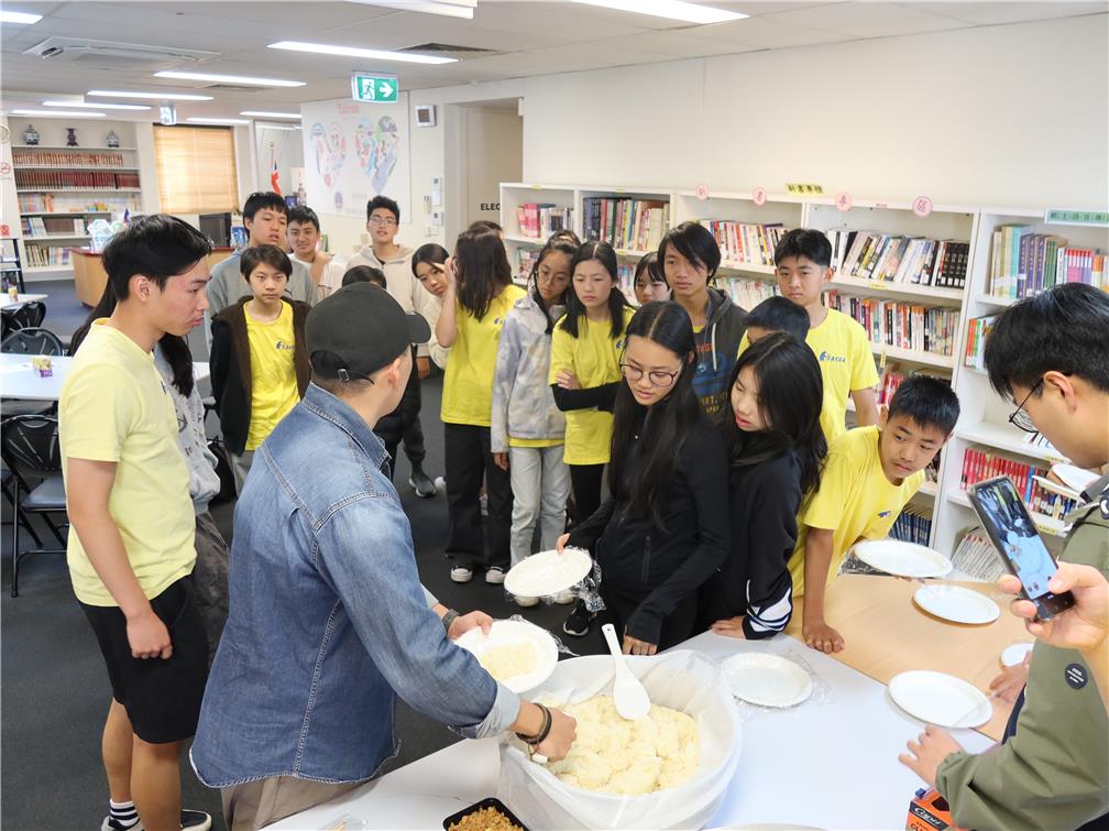 介紹臺灣小吃活動，學員學做臺灣飯糰。