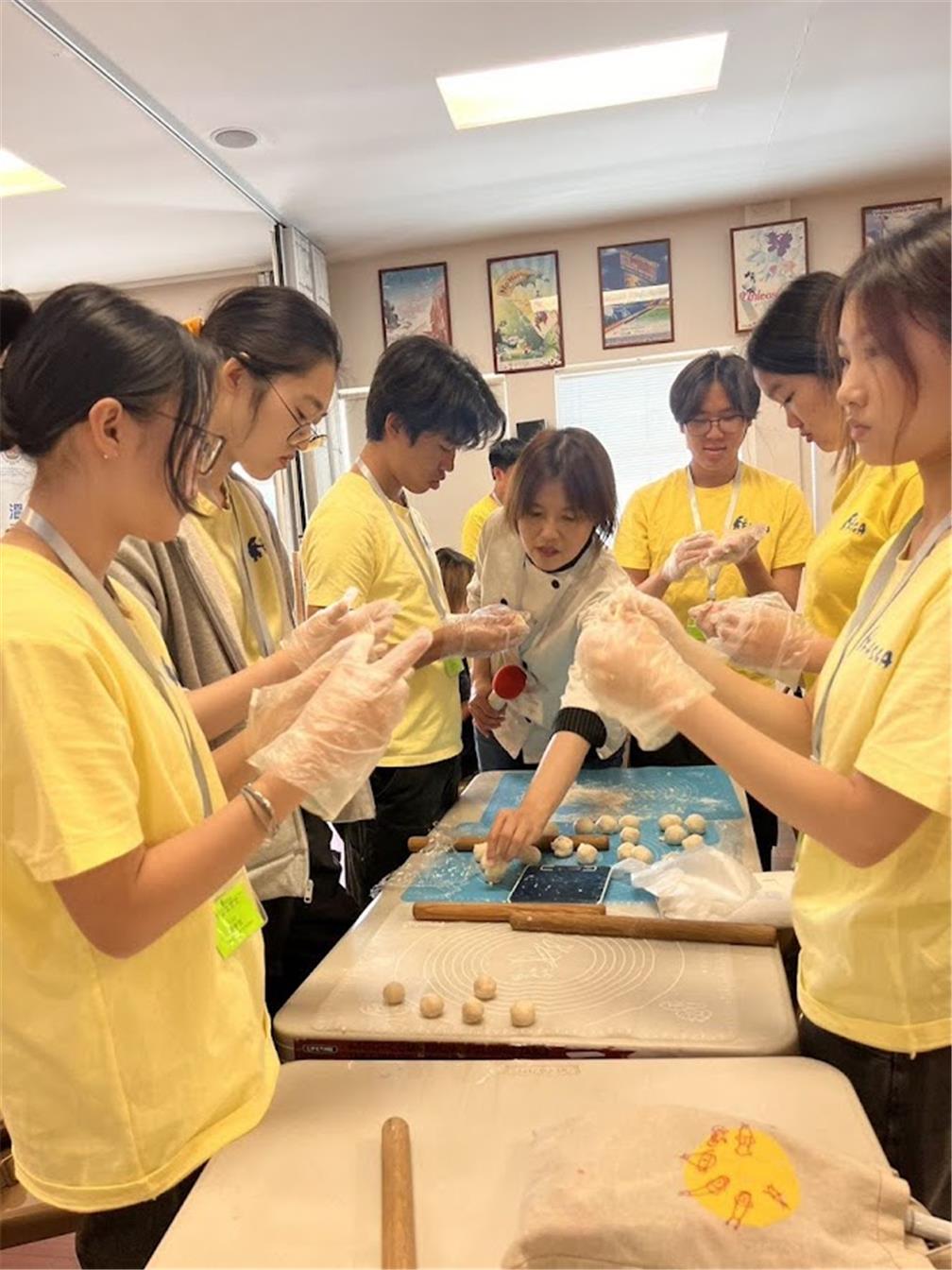 中秋文化活動，FASCA製作月餅。