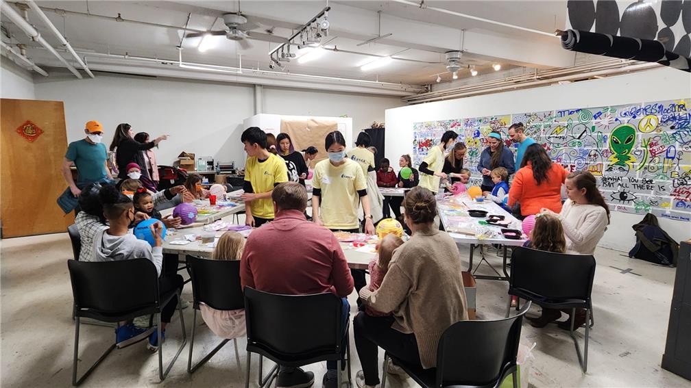 農曆新年，FASCA指導民眾DIY兔年燈籠製作。