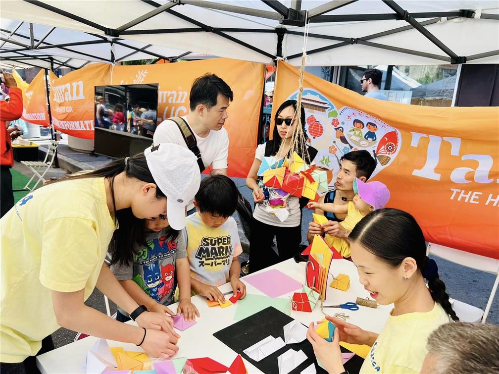 「臺灣市集」活動，FASCA指導民眾製作紙藝。