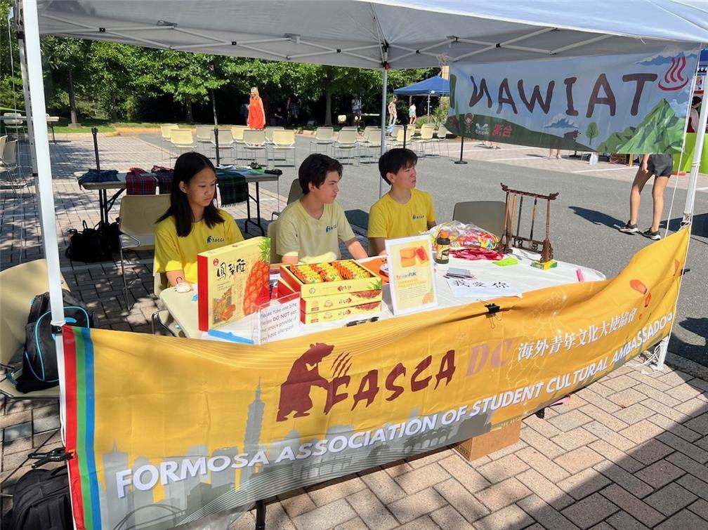 跨國文化交流日，FASCA學員介紹臺灣鳳梨酥。