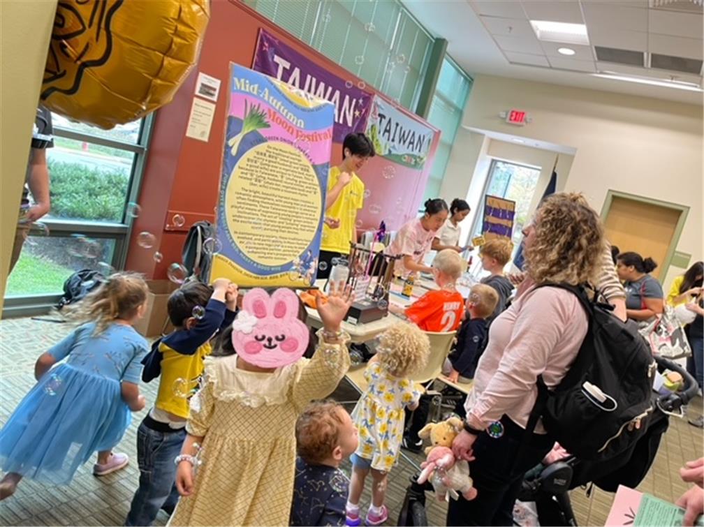 中秋習俗活動，FASCA介紹臺灣文化。