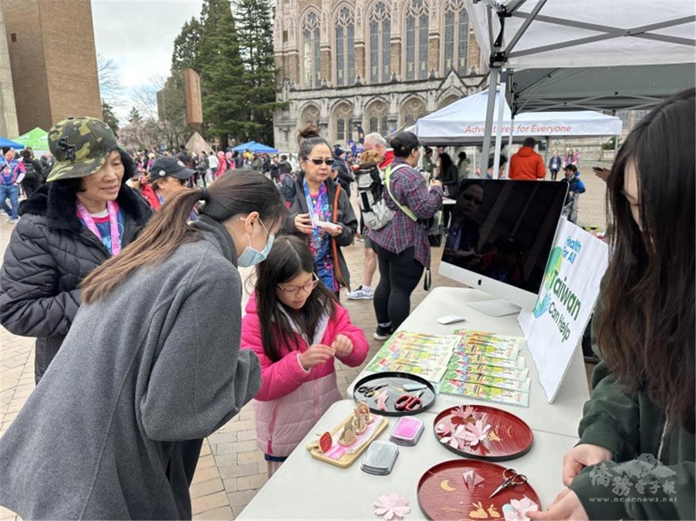 Community Event: FASCA introduced Taiwanese paper art to the visitors.