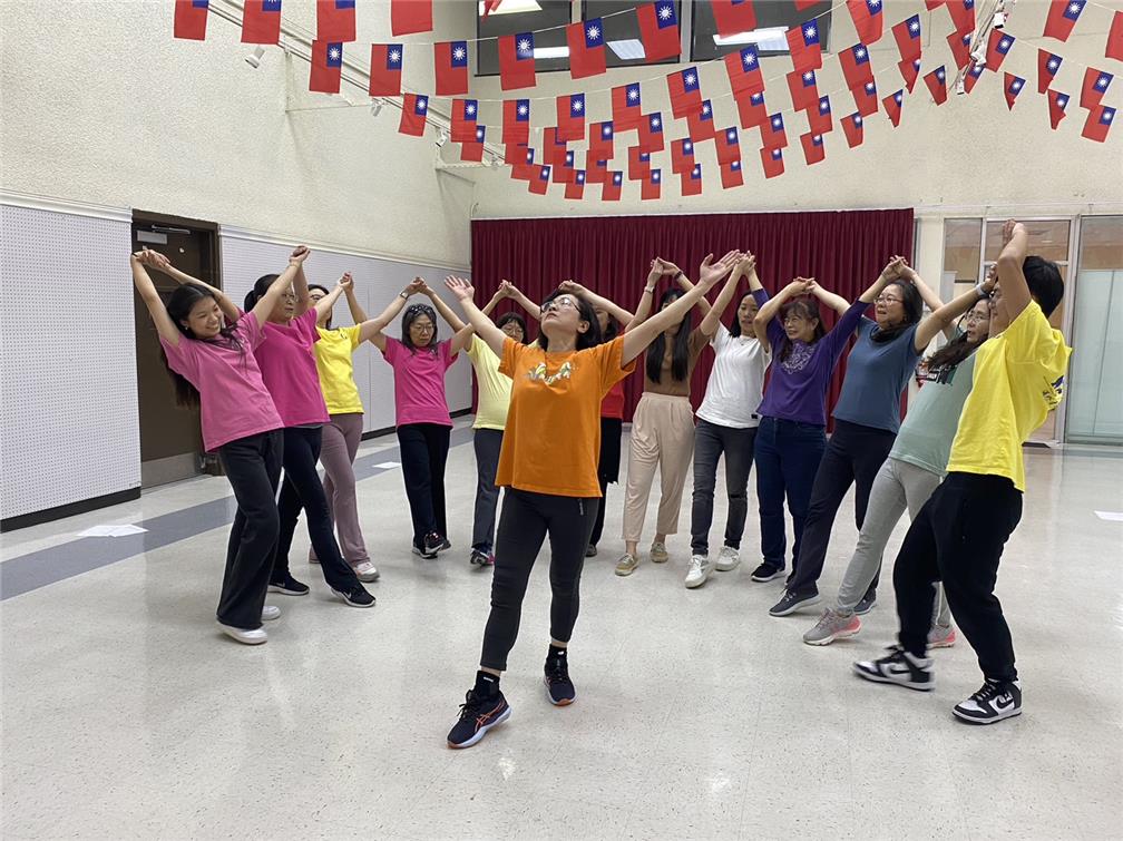Cultural Class: FASCA students learned Taiwanese indigenous dance.