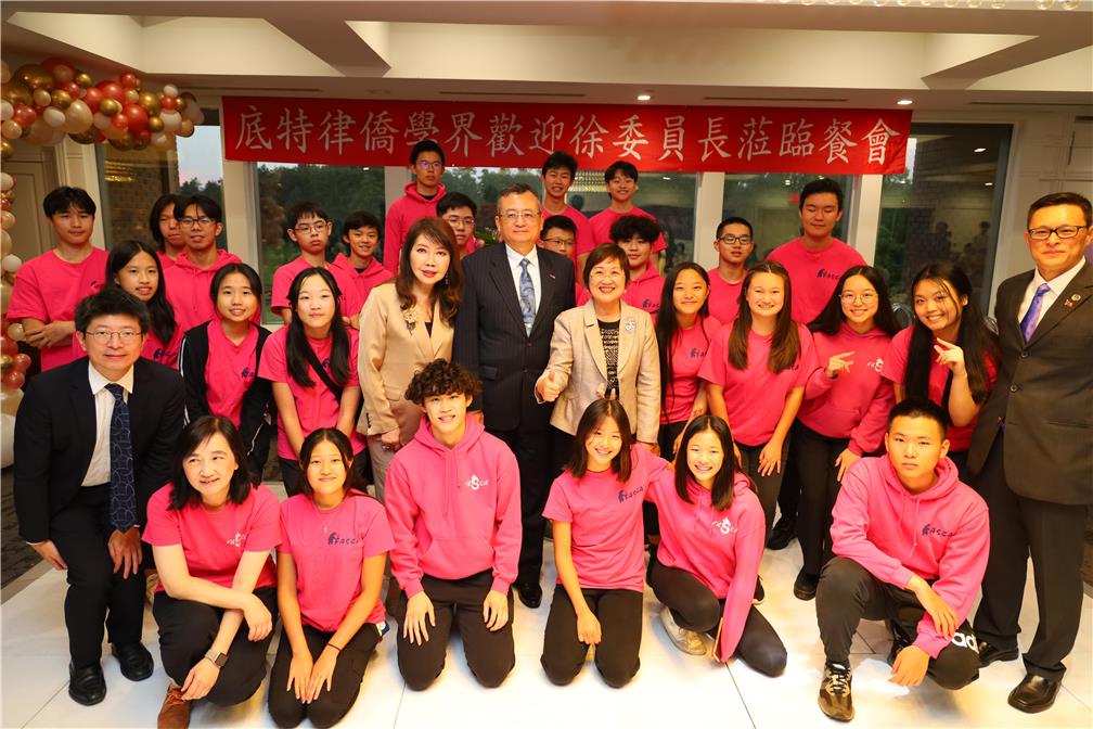 FASCA students took a photo with OCAC Minister Chia-Ching Hsu.