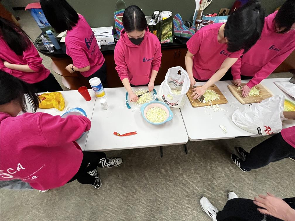 Cultural Class: FASCA students learned to cook Taiwanese cuisine.