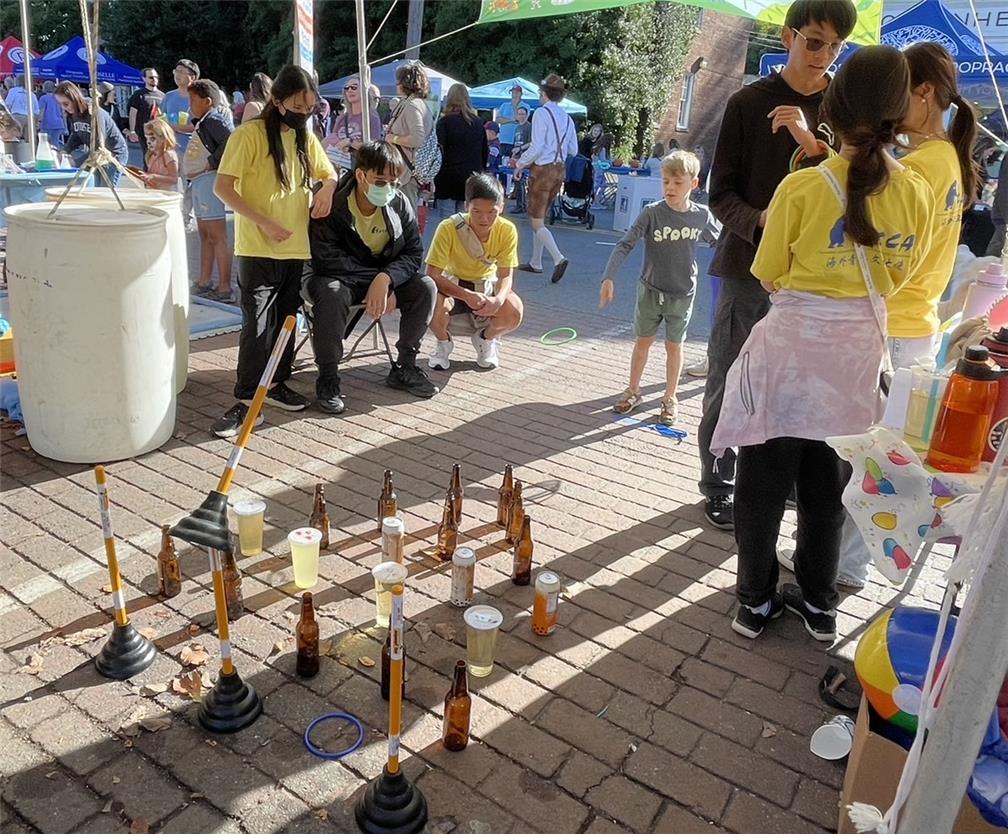 Taiwan Night Market: FASCA guides the ring game to the visitors.
