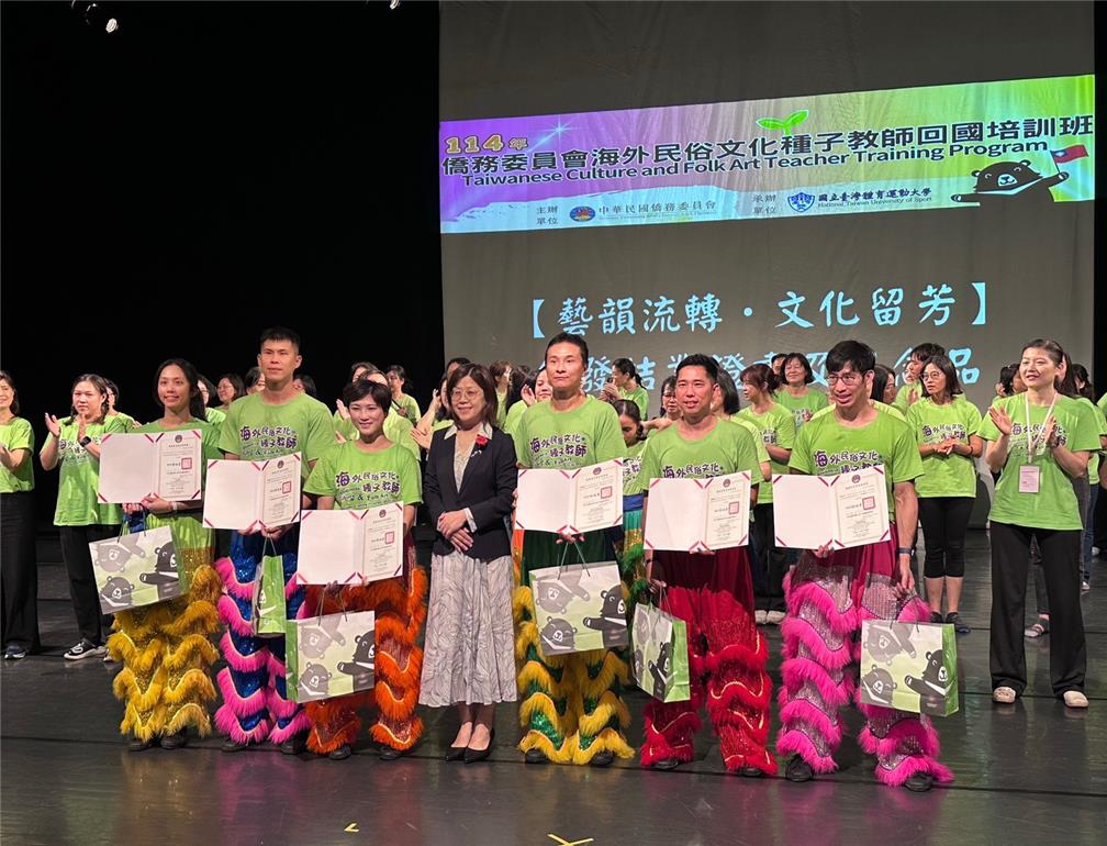 僑委會林季蓉處長與114年海外民俗文化種子教師回國培訓班結業學員合影留念