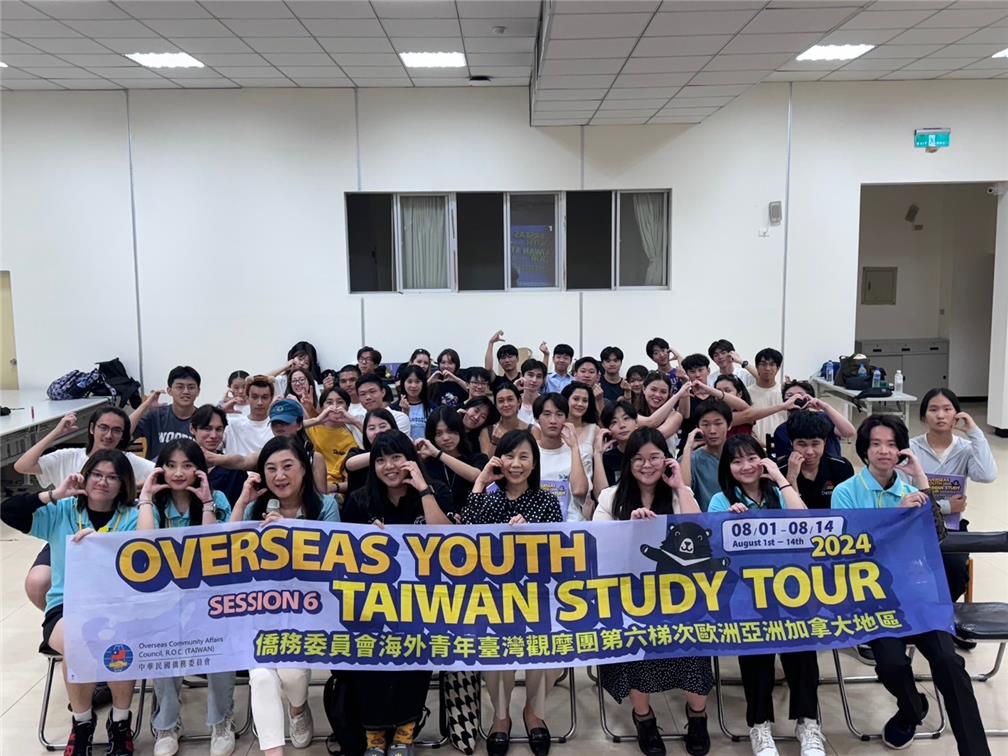 The graduation ceremony was attended by representative from the OCAC, Counselor Rong You-e, who encouraged participants to strive for academic improvement in future.