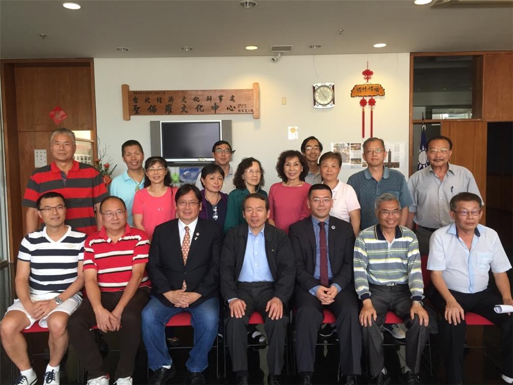 中華民國駐巴西聖保羅地區僑界關懷救助協會重要幹部、會員與王啟文處長(前排中)、詹前校主任(前排右3)合影留念。