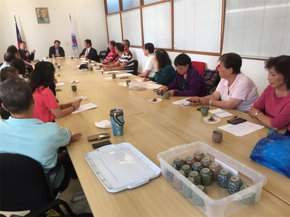 詹前校主任(手持麥克風者)於逐條審議組織章程時補充說明相關立法目的。