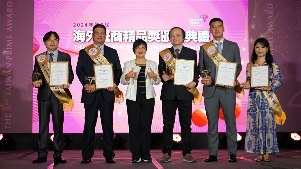 Minister Hsu (3rd from the left) poses for a photo with the gold award winners of the 3rd Taiwan Prime Award. 