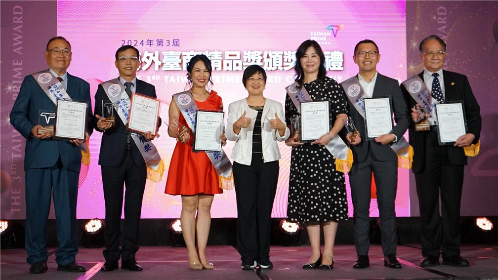 Minister Hsu (in the center) poses for a photo with the silver award winners of the 3rd Taiwan Prime Award.
