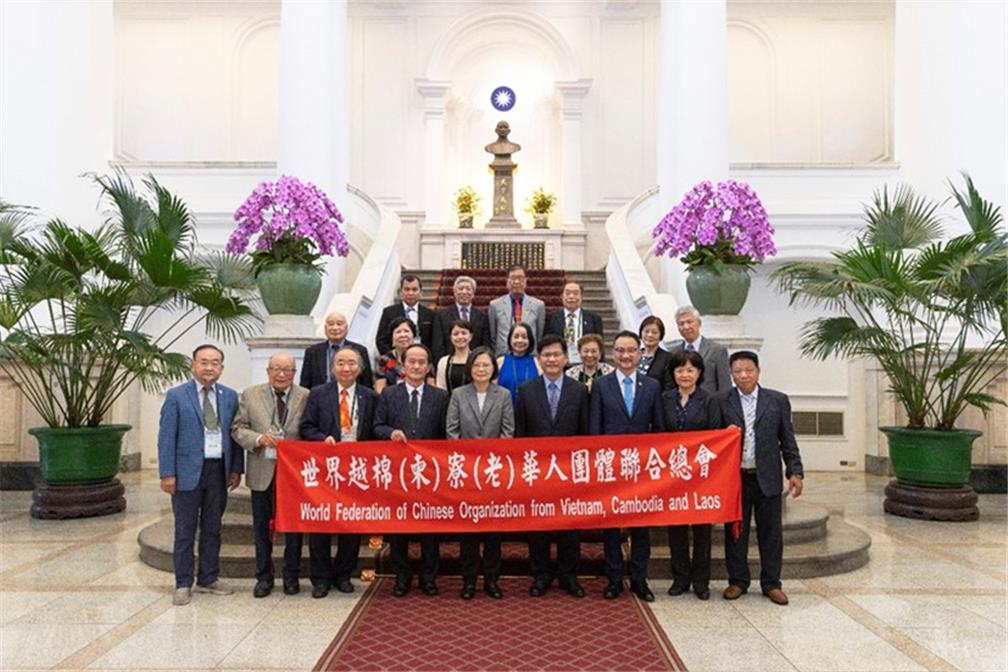 The delegation met with President Tsai Ing-wen (center, front row) and Secretary -General to the President Lin Chia-Lung (fourth from the right, front row) at the Presidential Palace.