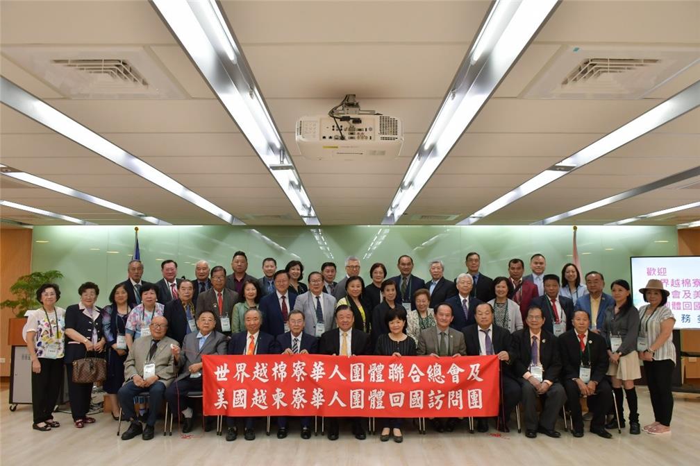 Group photo with the Vice Minister of the Overseas Community Affairs Council Yuan-Rong Leu (fifth from the left, front row).